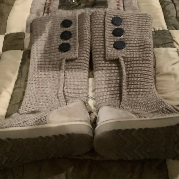 Ugg - Picture 1 of 3